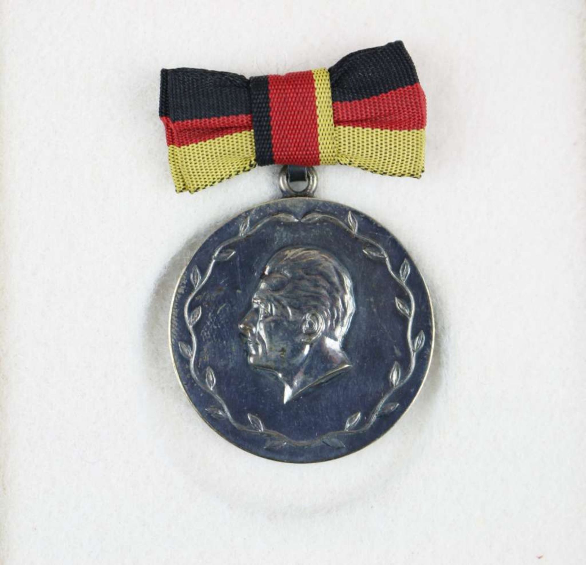 DDR, Medaille Meister des Sports. Verliehen 1955-1970. Silber mit Punze 900 im Rand. Gewicht: c - Bild 2 aus 2