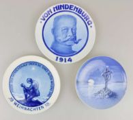 3 Porzellan Bildteller Kriegszeit 1914 -1918. Rosenthal Weihnachtsteller 1918, rückseitig mit