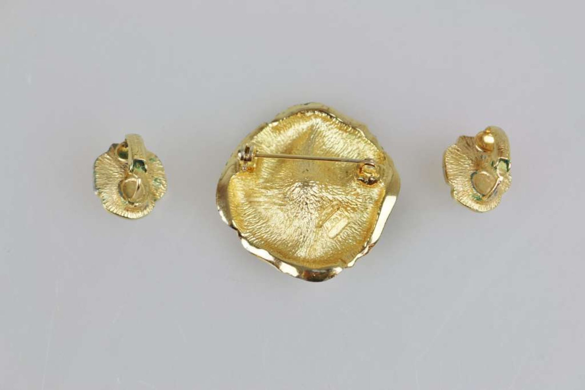 DIOR Modeschmuck, Brosche und Paar Ohrclips in Blütenform, jew. mit einer Perle besetzt, Metal - Image 2 of 3