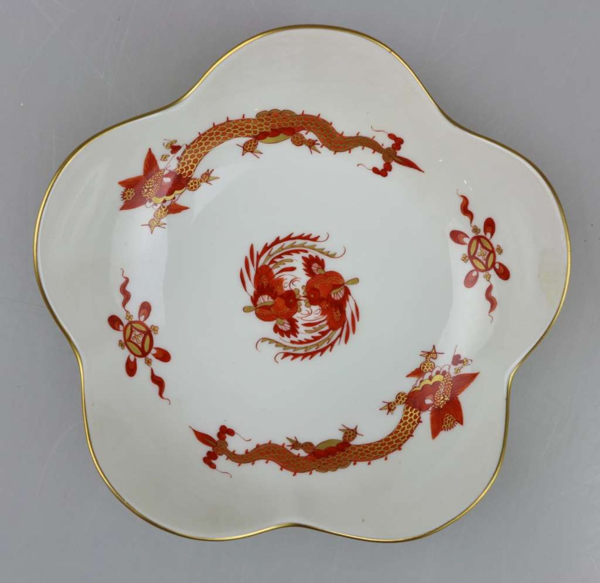 Meissen 20 Jh., kleine Schale mit Goldrand, Dekor roter Drache, D. ca 14 cm, unterglasurblaue S - Bild 2 aus 3