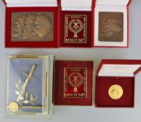 DDR, Konvolut Ehrengeschenke, Plaketten etc., alle im Etui: Bronze Relief Karl Marx zur 65-jäh