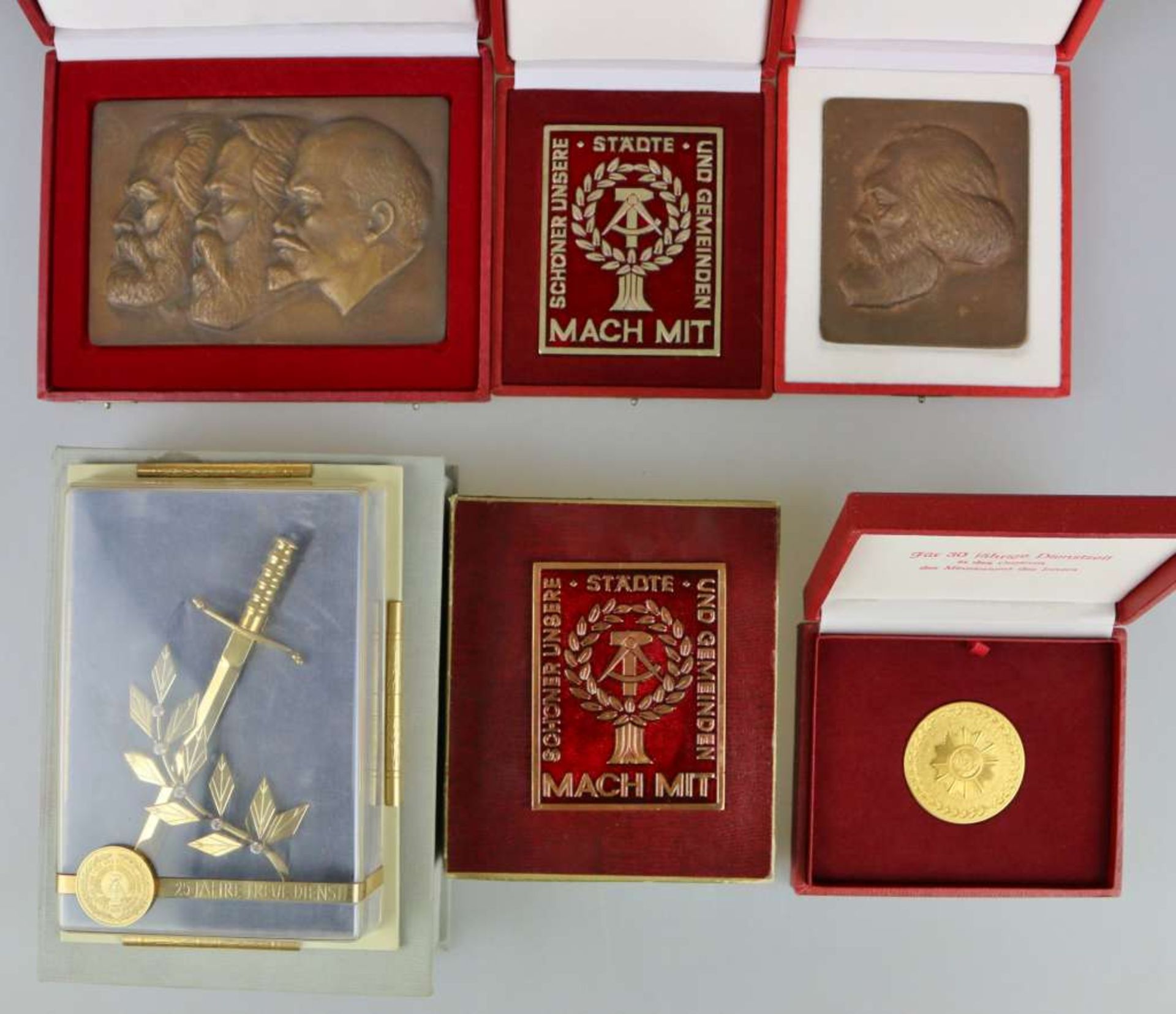 DDR, Konvolut Ehrengeschenke, Plaketten etc., alle im Etui: Bronze Relief Karl Marx zur 65-jäh