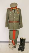 DDR, Uniform eines Generaloberst, bestehend aus: Schirmmütze, Jacke, Hose, Hemd, Krawatte, Zwe