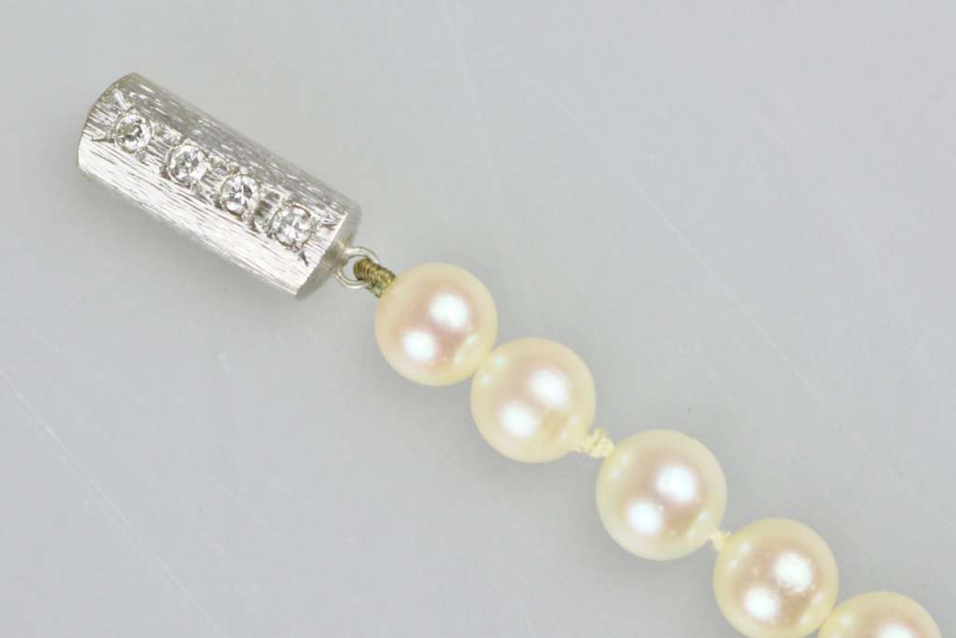 Perlenarmband mit 22 Zuchtperlen, geknotet, D.: ca. 7 mm, zylinderförmiger Steckverschluss aus - Bild 2 aus 2