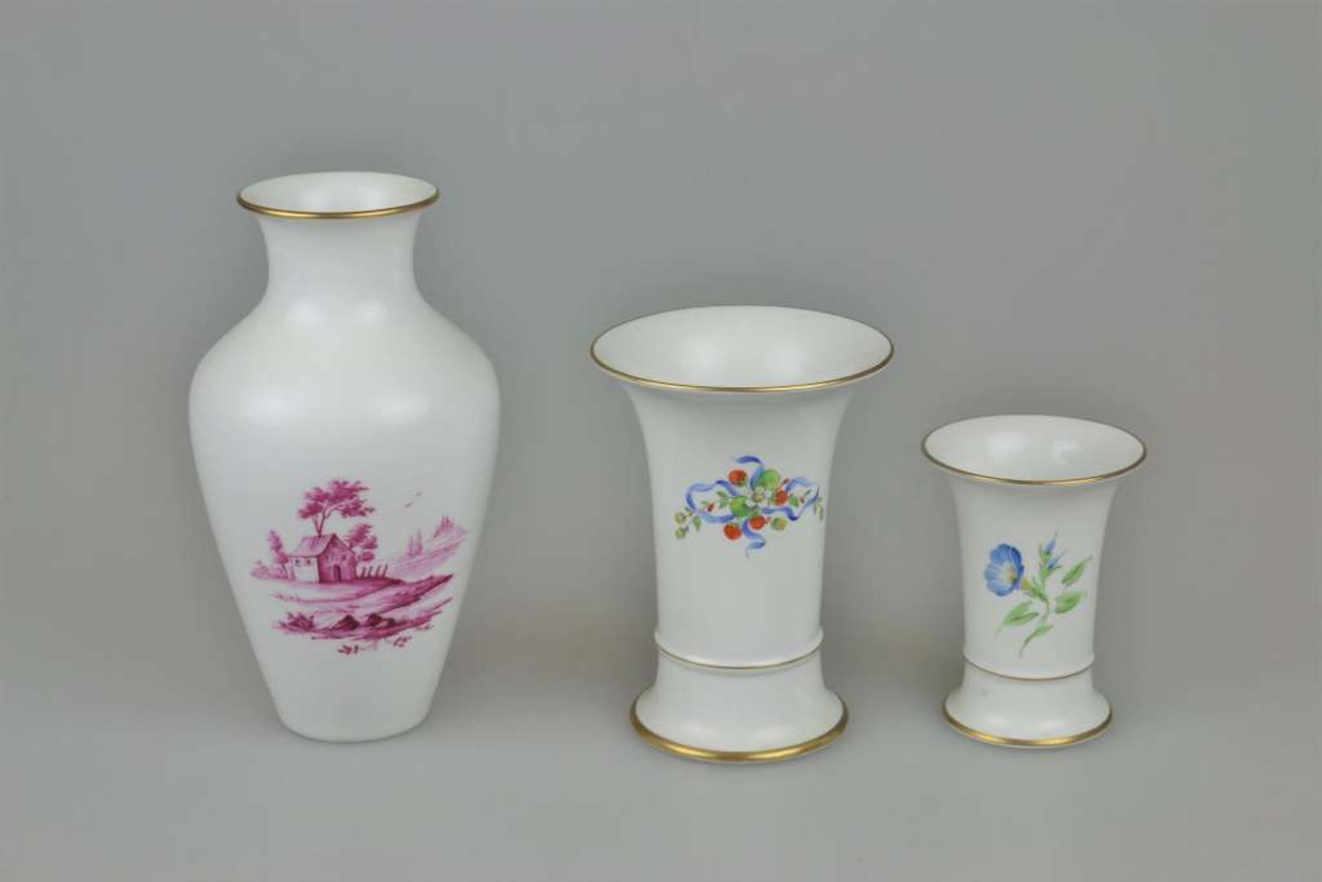 Konvolut Höchster Porzellan: zwei Vasen in Trompetenform mit polychromer Blumenmalerei (eine m
