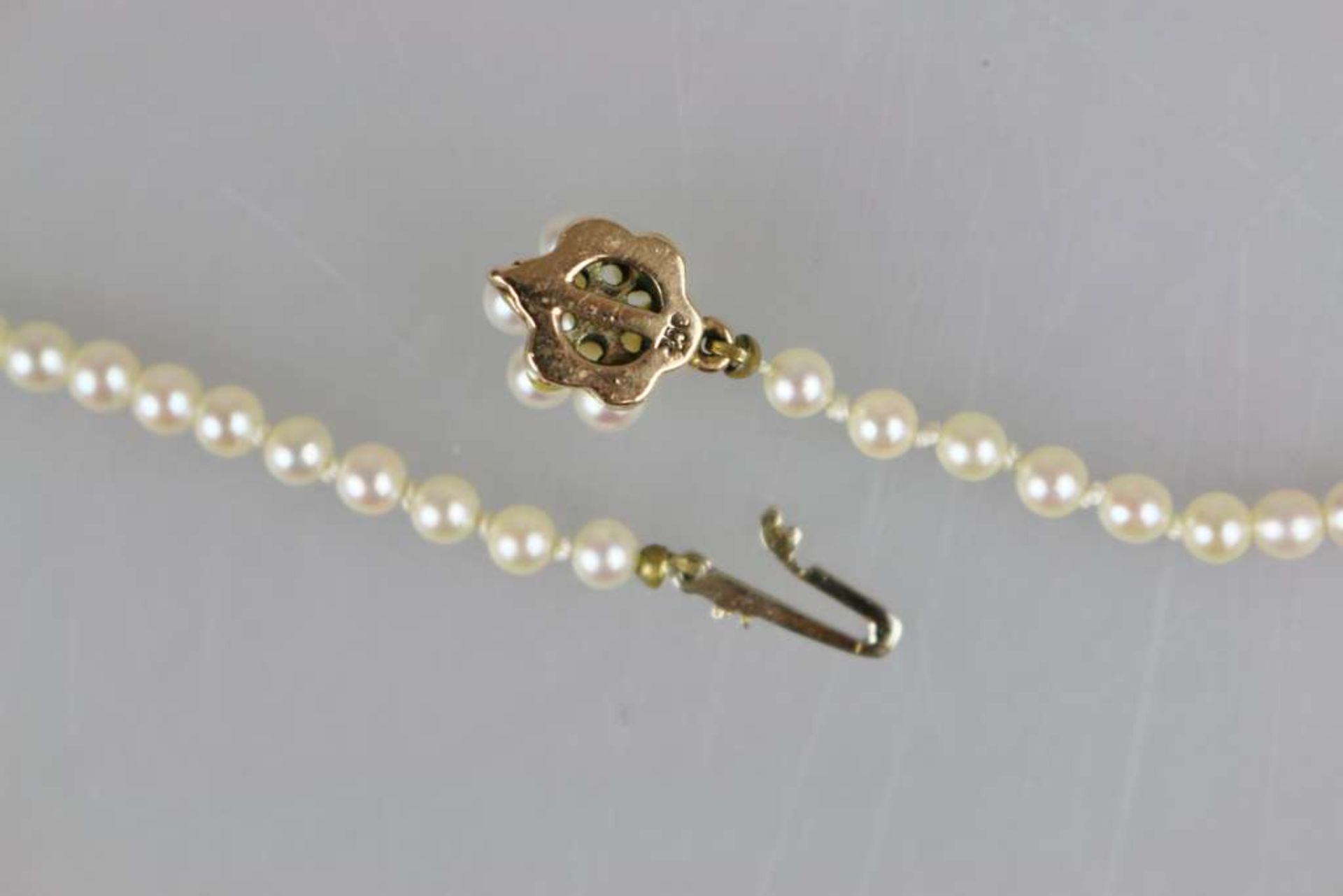 Kleine Perlenkette mit Goldverschluss, 750er Gelbgold, Perlen-D.: ca. 3,7 - 7 mm, L.: ca. 45 cm - Image 3 of 3
