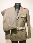 DDR, Uniform eines Hauptmannes des Luftsturmregiment 40 mit Effekten, Fangschnur und Koppel. Au