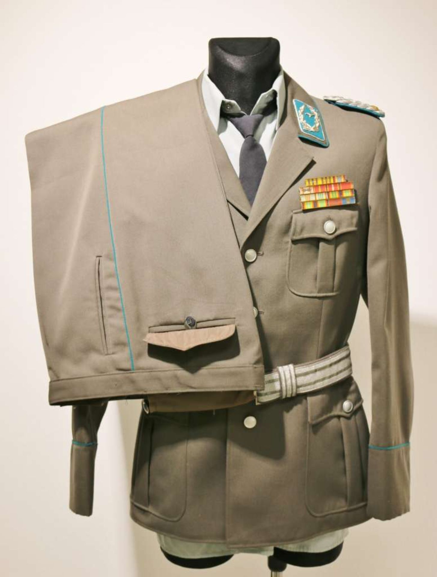 DDR, Uniform eines Oberstleutnant Luftstreitkräfte mit Fangschnur und Koppel, bestehend aus: J