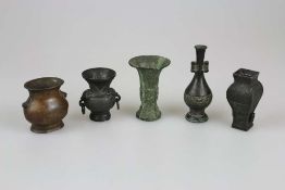 Konvolut 5 vers. Gefäße, China, Metall, teils wohl Bronze, unters. Formen und Dekore, H.: ca.