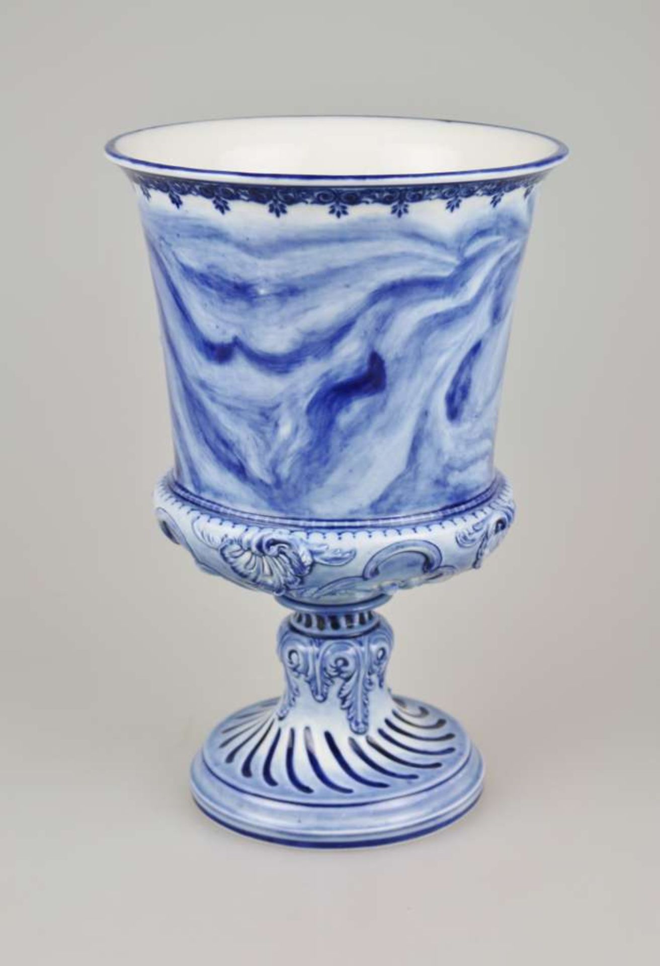 KPM, Kratervase mit Reliefdekor "Venus und spielende Putten", Blau-Weiß-Malerei, um 1900, wohl - Bild 2 aus 6