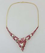 Elegantes Collier mit Rubinen und Brillanten, 585er Gold, stilisierte florale Form, aus bewegli