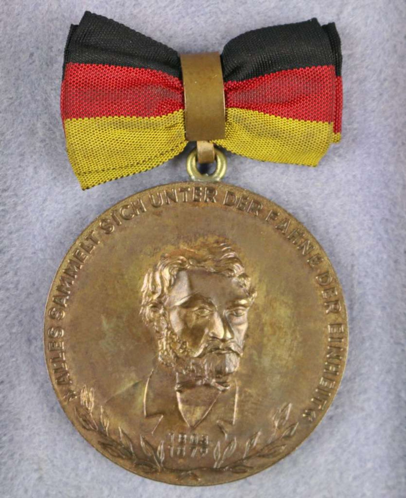 DDR, Carl-Friedrich-Wilhelm-Wander-Medaille in Bronze an Trage-Schleife, im Etui. - Bild 2 aus 2