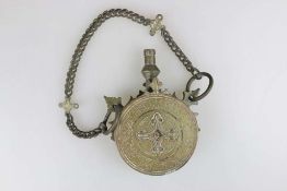 Pulverflasche Orient, Messing mit Ornamenten, Handarbeit um 1900, Alters- und Gebrauchsspuren.