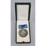 DDR, Friedensrat Medaille der DDR "Für Verdienste um den Frieden", versilbert im Etui.