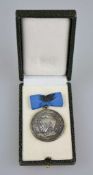 DDR, Friedensrat Medaille der DDR "Für Verdienste um den Frieden", versilbert im Etui.