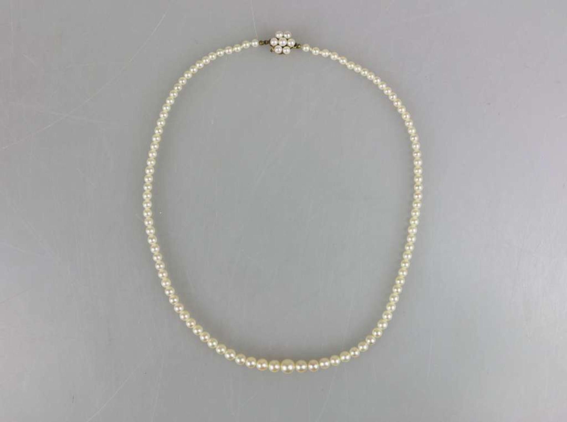 Kleine Perlenkette mit Goldverschluss, 750er Gelbgold, Perlen-D.: ca. 3,7 - 7 mm, L.: ca. 45 cm