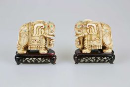 Paar Elefanten, Elfenbein, wohl China, 1. H. 20. Jh., Körperschmuck der Elefanten partiell mit