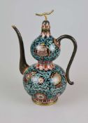 Cloisonné Teekanne, wohl China 1. H. 20. Jh., Korpus mit Doppelbauch und kurzem Enghals auf au