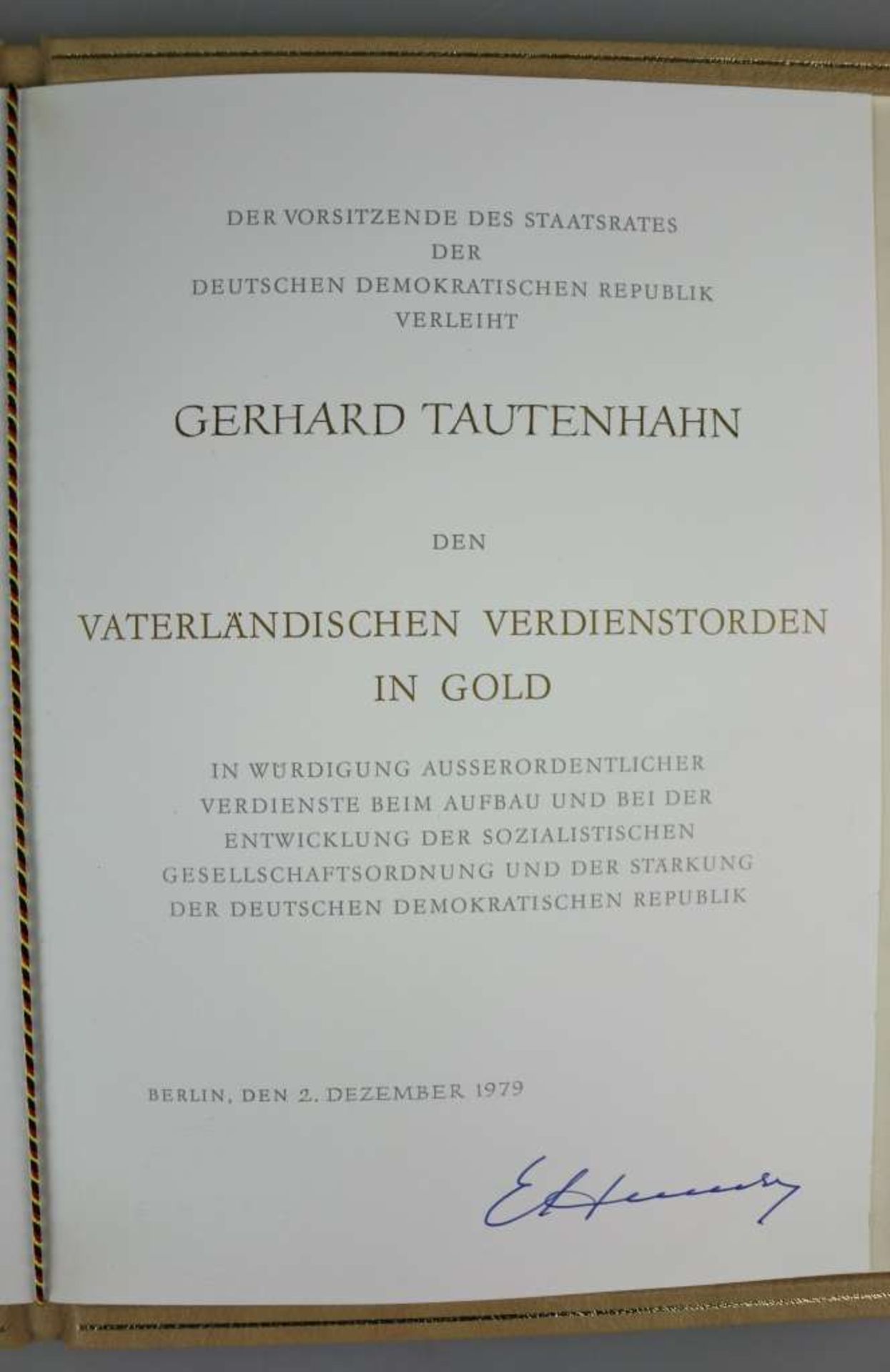 DDR, Vaterländischer Verdienstorden in Gold, Buntmetall vergoldet im Etui mit Verleihungsurkun - Bild 3 aus 4