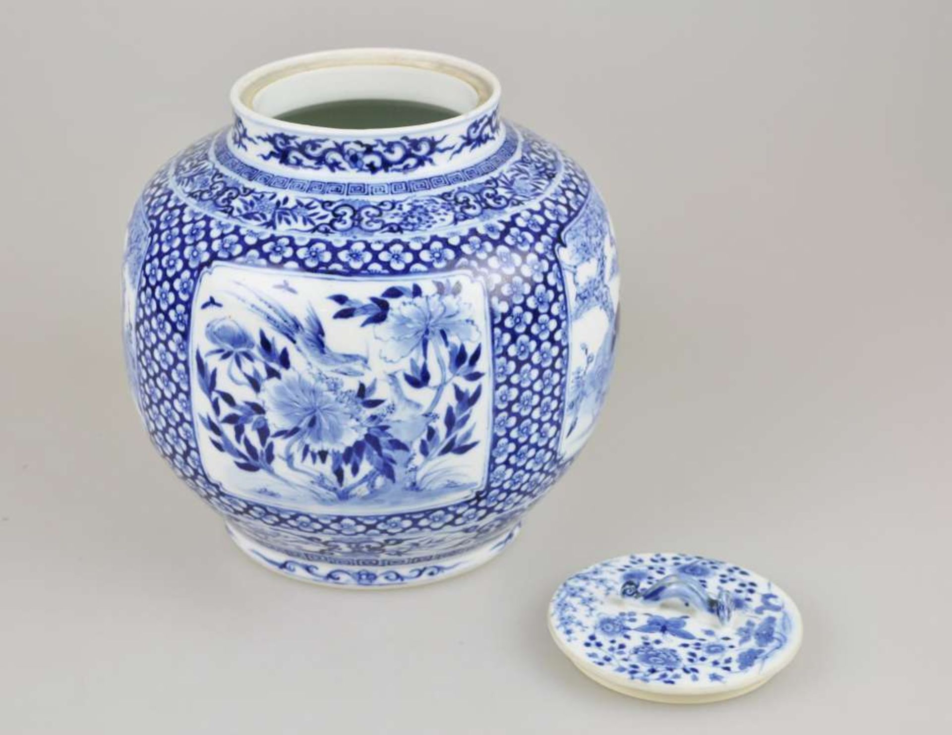 Großer Topf, China, Blau-Weiß mit Flachdeckel, Qing-Dynastie (1644-1911). Kugeliger, leicht g - Bild 3 aus 6