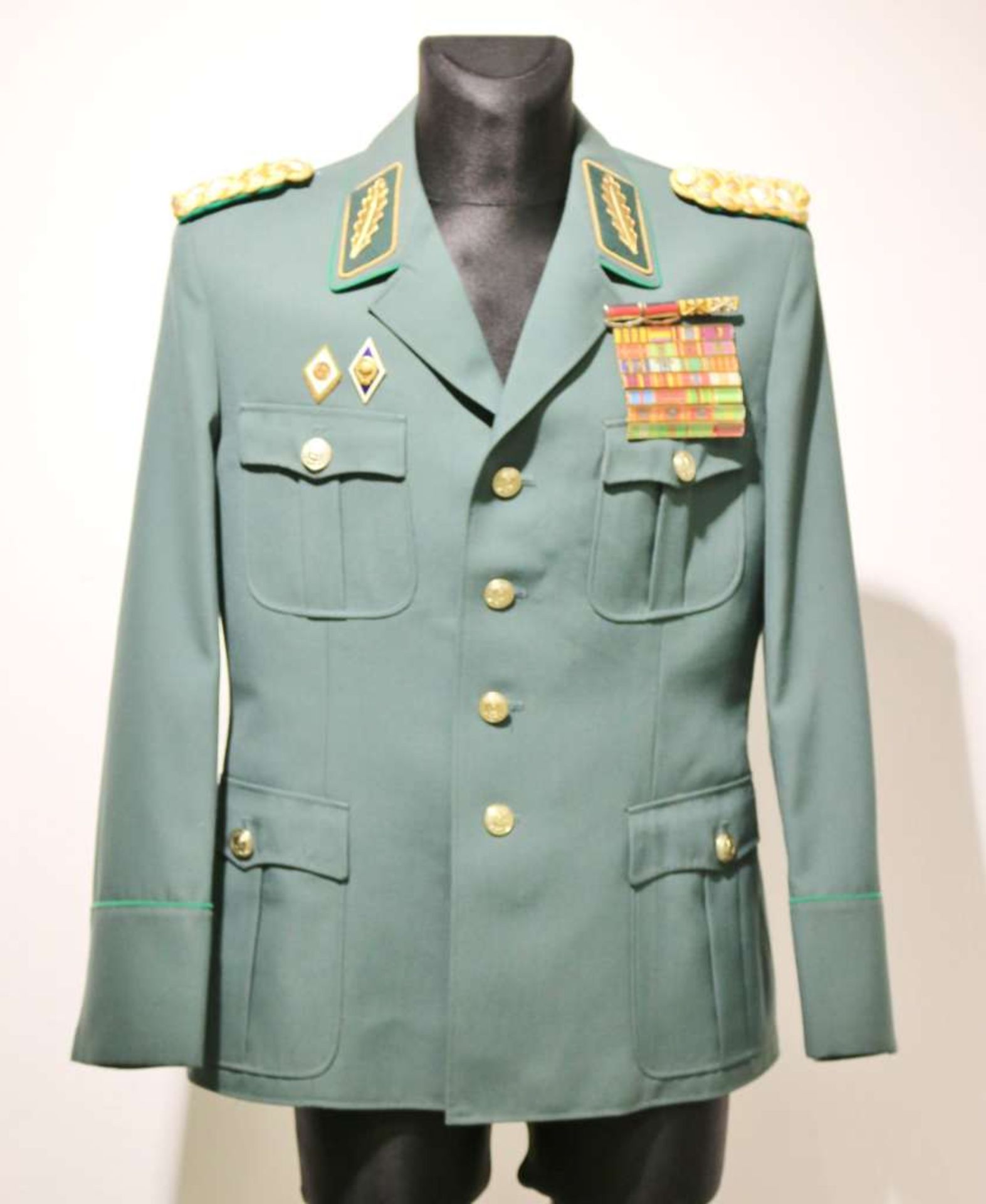 DDR, Uniformjacke eines Generalleutnant der Polizei mit allen Effekten. Auf der linken Brusttas