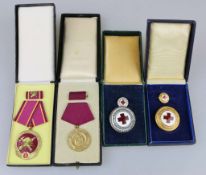 DDR, 4 Abzeichen: Rotes Kreuz in Gold und Silber mit Miniatur sowie Feuerwehr, Für hervorragen