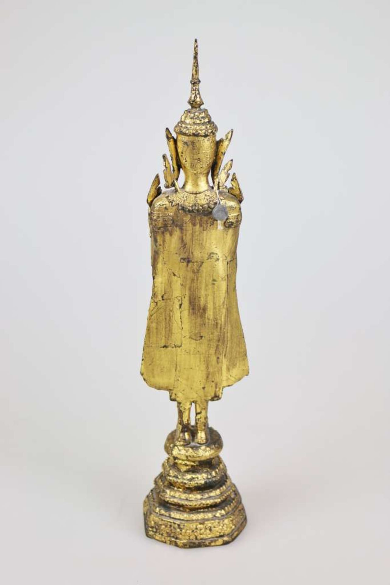 Tempelfigur, Thailand, wohl 19. Jh., Rattanakosin-Stil, wohl Bronze über Schwarzlack vergoldet - Bild 2 aus 3