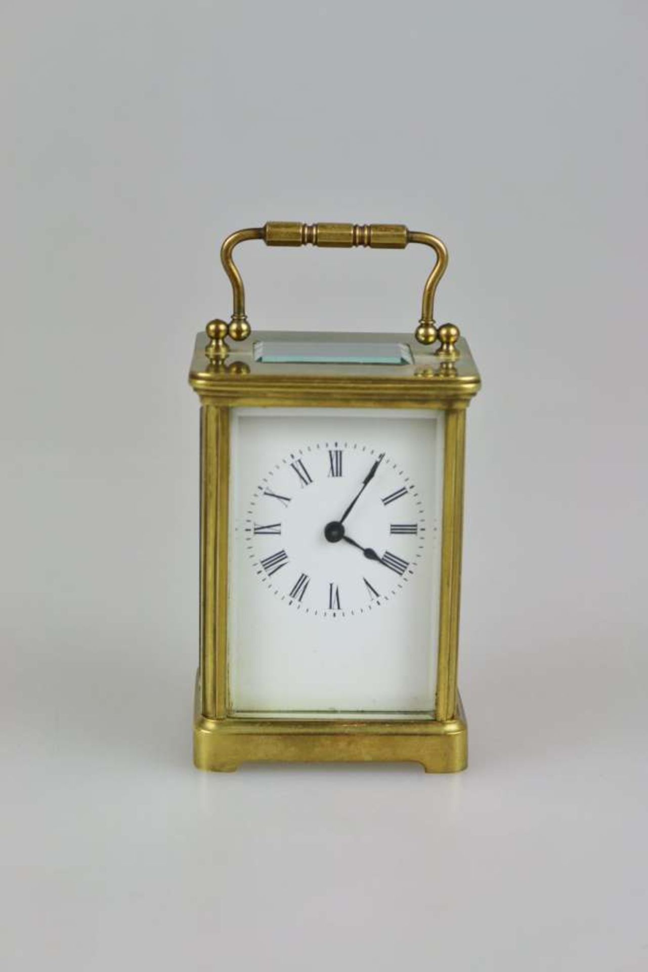 Reisewecker, um 1900, elegante Reiseuhr, Messing mit 3 Sichtfenstern u. sichtbarer Unruhe, face