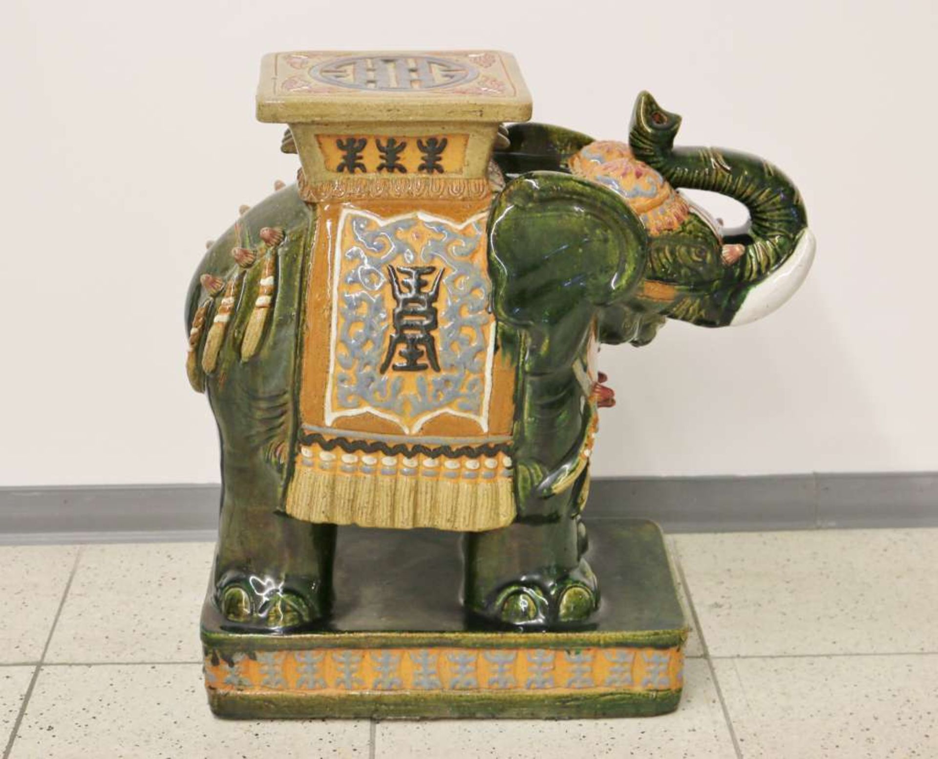 Elefant als Blumensäule, 20. Jh., Keramik, glasiert, polychrom gefasst, Elefant auf Sockel ste