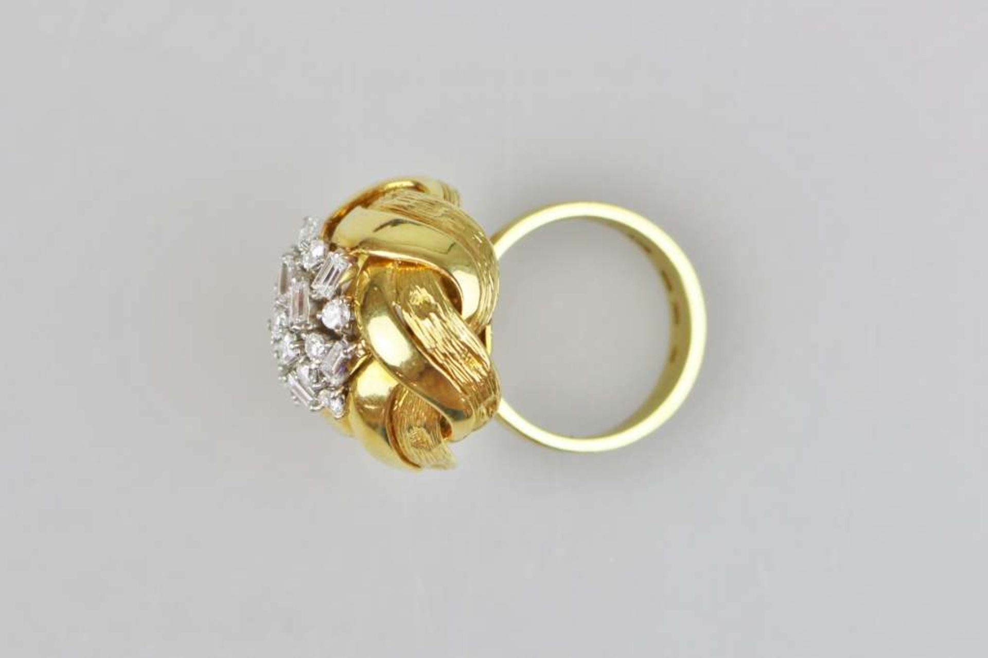 Damenring, 750er Gelbgold, geflochtenes doppelläufiges Goldband umringt ein Diamantbukett best - Image 2 of 4