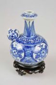 Kraak-Kendi mit unterglasurblauem Dekor von Blüten und Symbolen, China, im Stil der Wanli-Peri