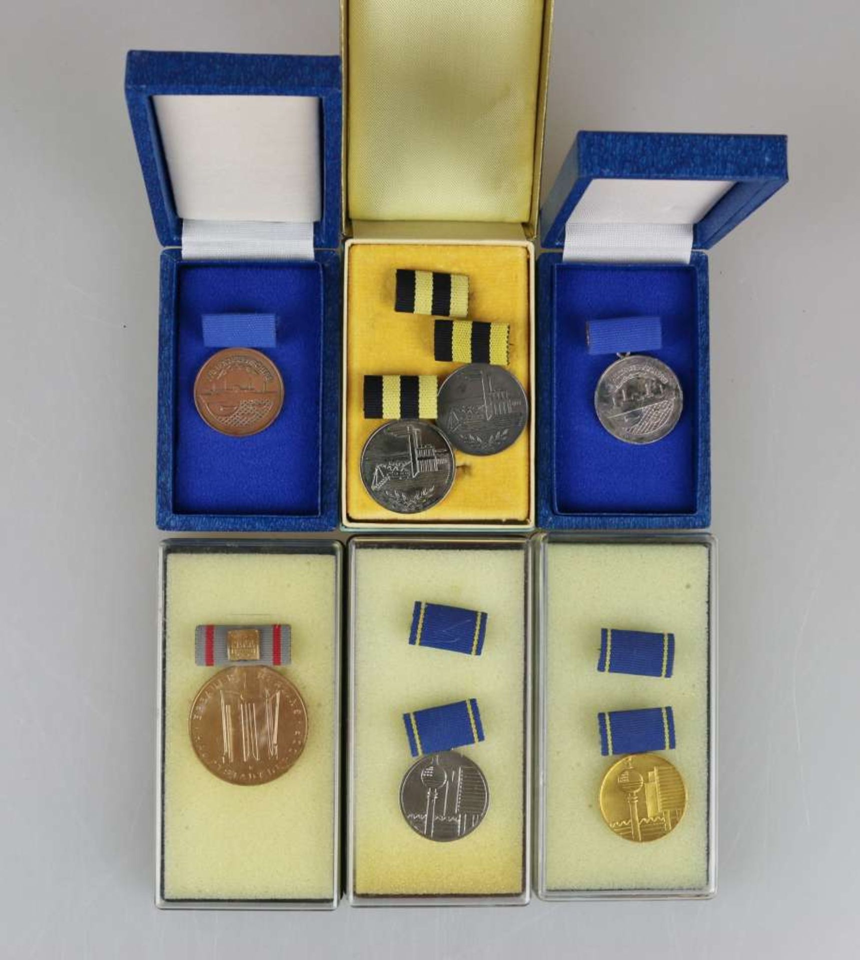 DDR, Konvolut von 7 Medaillen: VVB Hochseefischerei Medaille für langjährige Mitarbeit in Sil