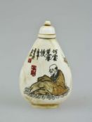 Snufbottle, China, 1. V. 20. Jh., Elfenbein, gravierte Darstellung eines Alten, verso mit Lands