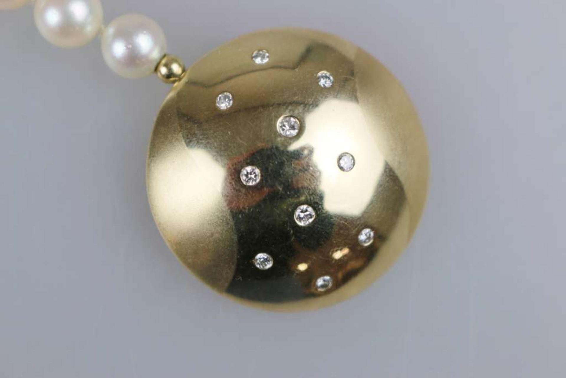 Perlenkette mit 585er Goldanhänger und Brillanten, 20. Jh., Anhänger als konvexe, runde Golds - Image 2 of 3