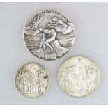 Versilberte Bronzemedaille 1919 (von Lauer, D.: 40,4 mm), auf den Frieden von Versailles. Engel