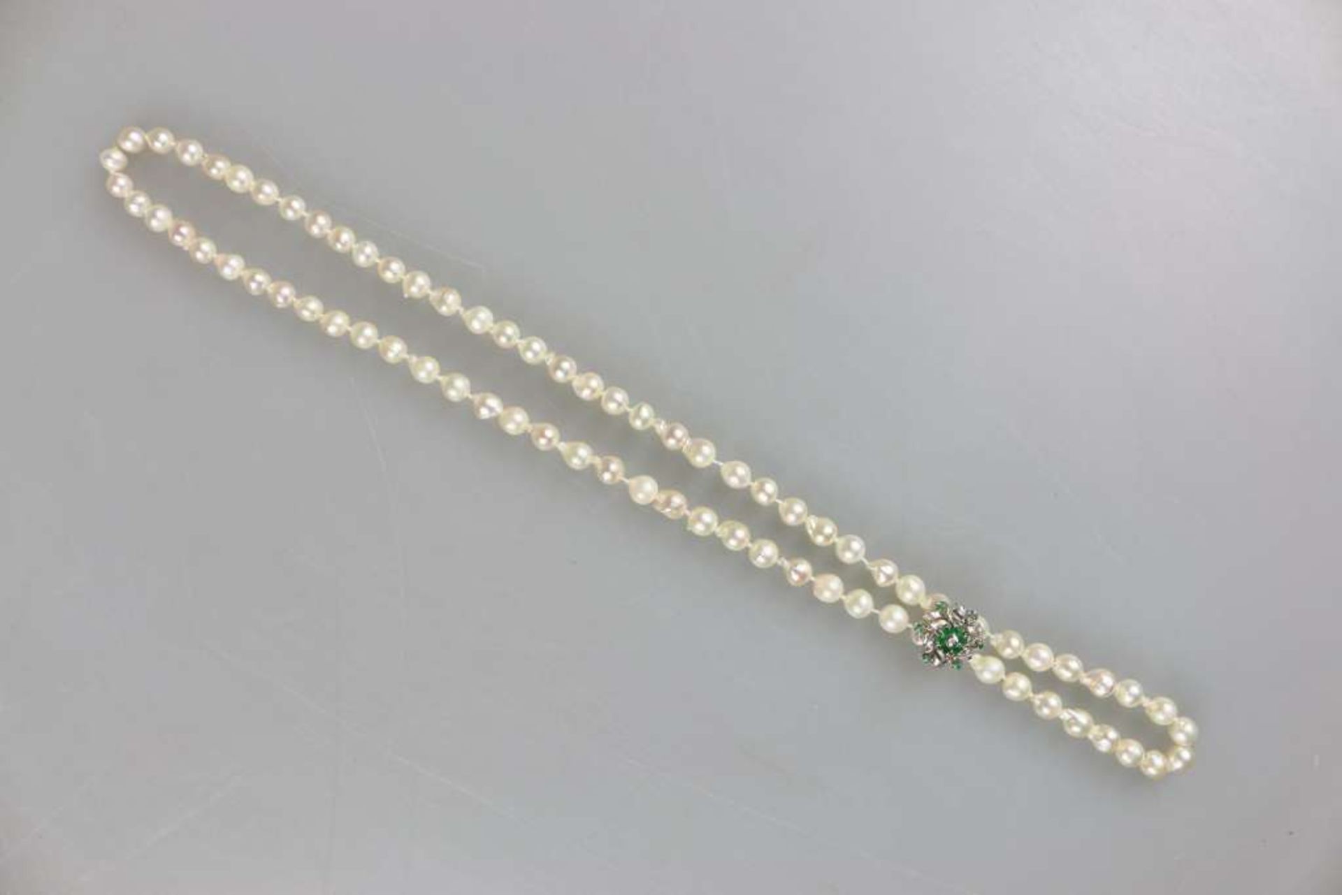 Perlenkette mit Kettenclip, 750er Weißgold, 77 japanische Barock-Zuchtperlen, D.: ca. 7 - 8 mm