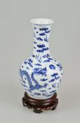 Eine blau-weiße Flaschenvase, bez. mit Vierermarkung ohne Kreise für Cheng hua nian zhi (Chen