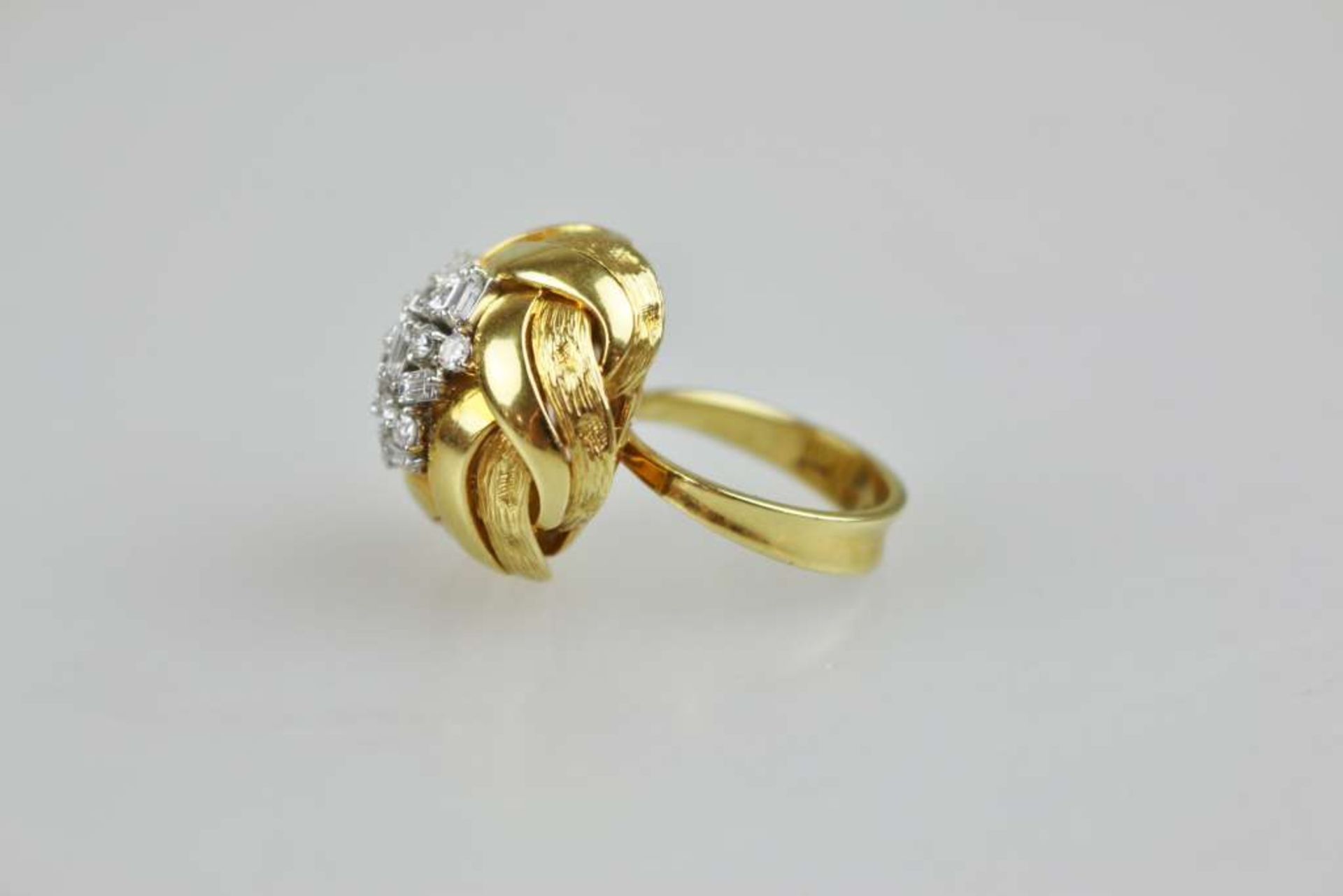Damenring, 750er Gelbgold, geflochtenes doppelläufiges Goldband umringt ein Diamantbukett best - Image 3 of 4