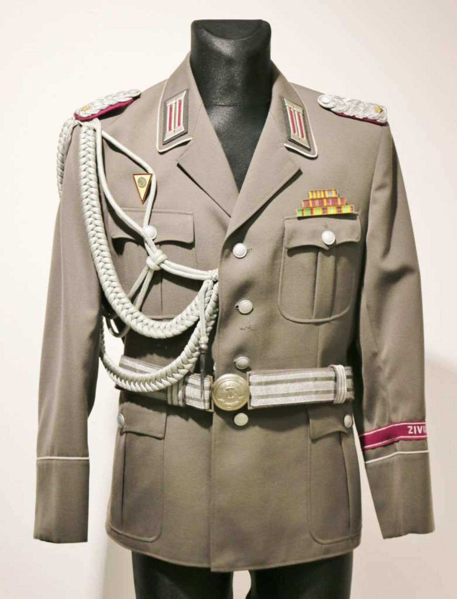 DDR, 2 Uniformen Major der Zivilverteidigung. Gesellschaftsjacke mit Fangschnur und Orden. Abso