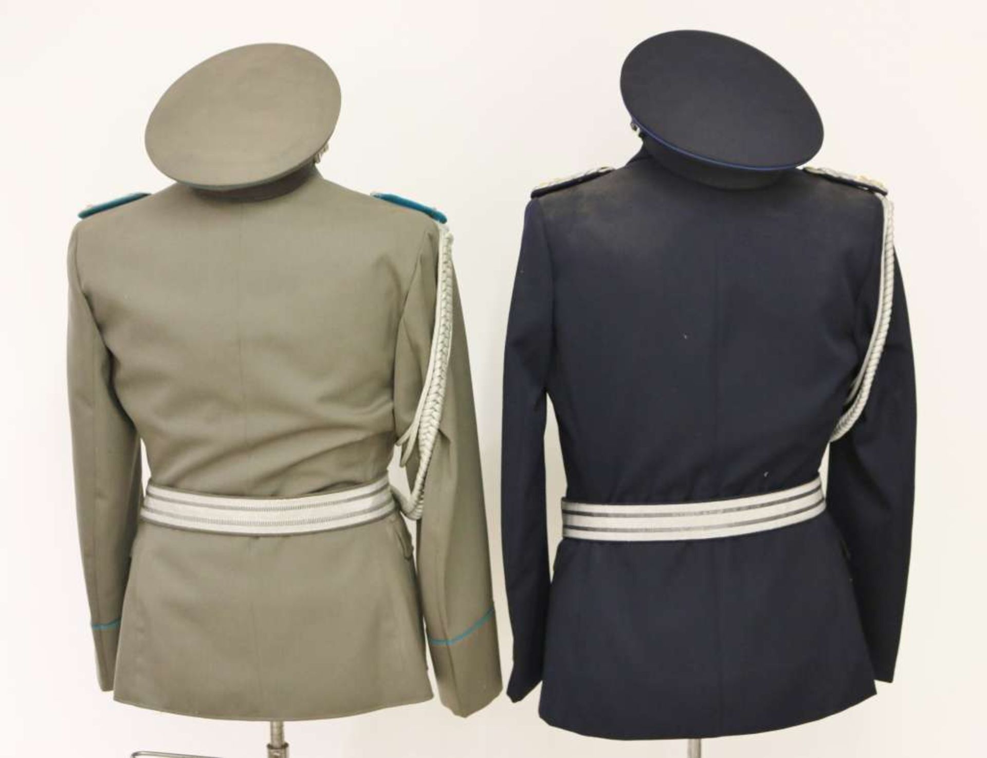 DDR, 2 Uniformen, bestehend aus: Schirmütze, Jacke, Hemd, Schlips, Koppel und Fangschnur sowie - Bild 2 aus 2
