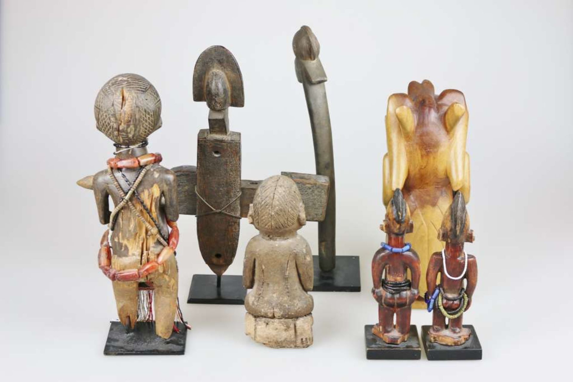 Konvolut afrikanischer Figuren, 7-teilig, Holz u. Stein, partiell mit Perlengehänge und Schmuc - Bild 2 aus 2