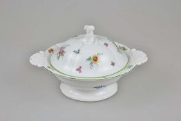 Meissen, Deckelterrine, um 1900, gebauchter Korpus mit gewelltem Rand, Rocaillehandhaben, Decke