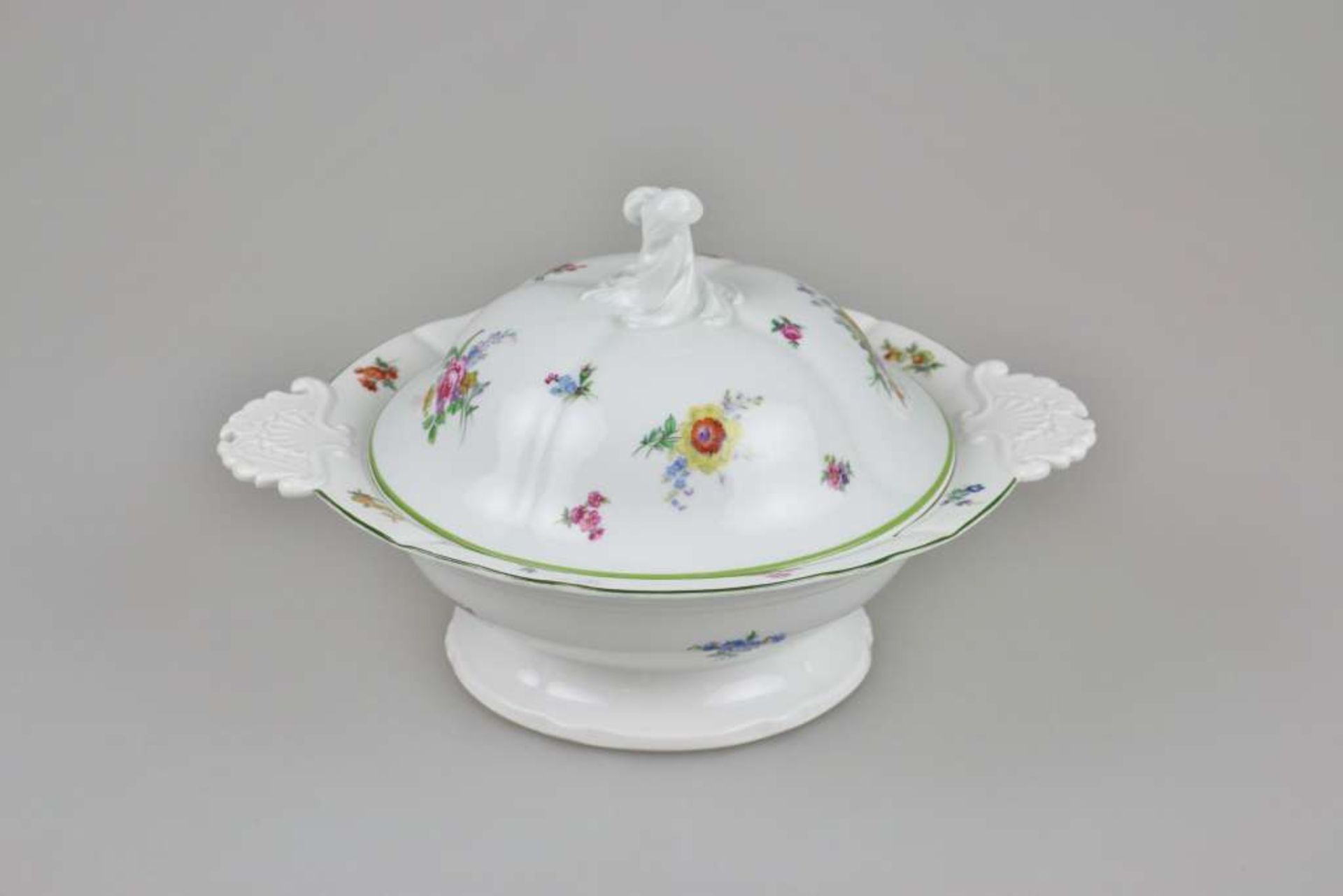 Meissen, Deckelterrine, um 1900, gebauchter Korpus mit gewelltem Rand, Rocaillehandhaben, Decke