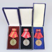 DDR, Medaillen für Verdienste in der Rechtspflege in Gold, Silber und Bronze, jeweils mit Inte