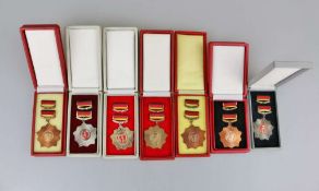 DDR, Konvolut Vaterländische Verdienst Orden, 7 Stück, 3x Silber, 4x Bronze, unterschiedliche