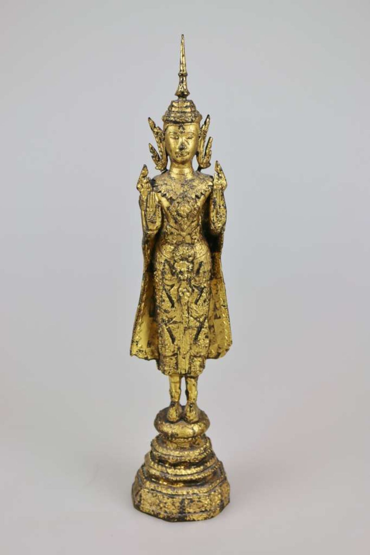 Tempelfigur, Thailand, wohl 19. Jh., Rattanakosin-Stil, wohl Bronze über Schwarzlack vergoldet