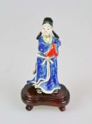 Statuette, China, 19./20. Jh., eine geformte Keramikfigur in der Art der Qing, Darstellung eine
