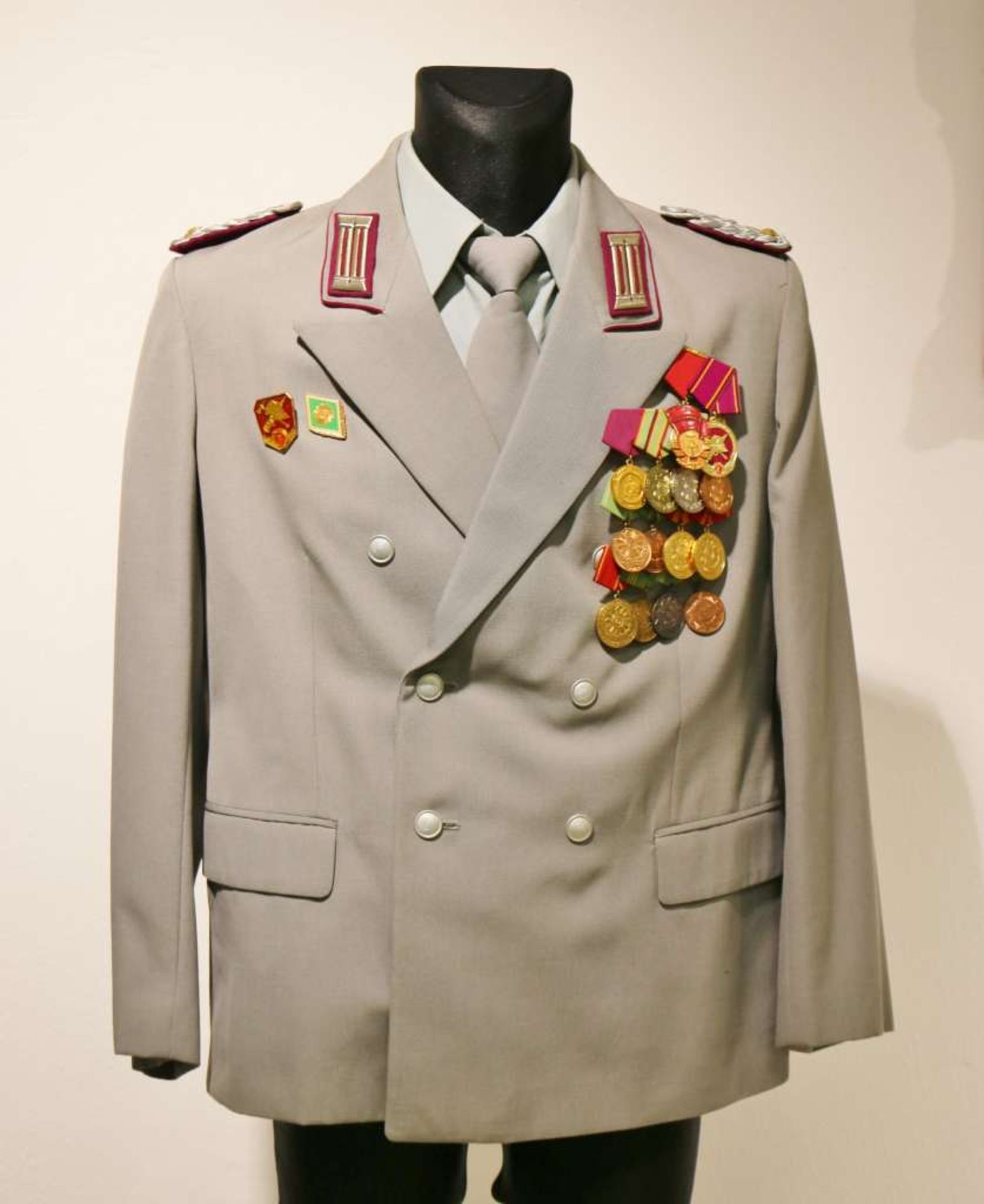 DDR, Uniform eines Majors der Zivilverteidigung, bestehend aus: Jacke, Hose, Hemd, Krawatte, al - Bild 2 aus 3