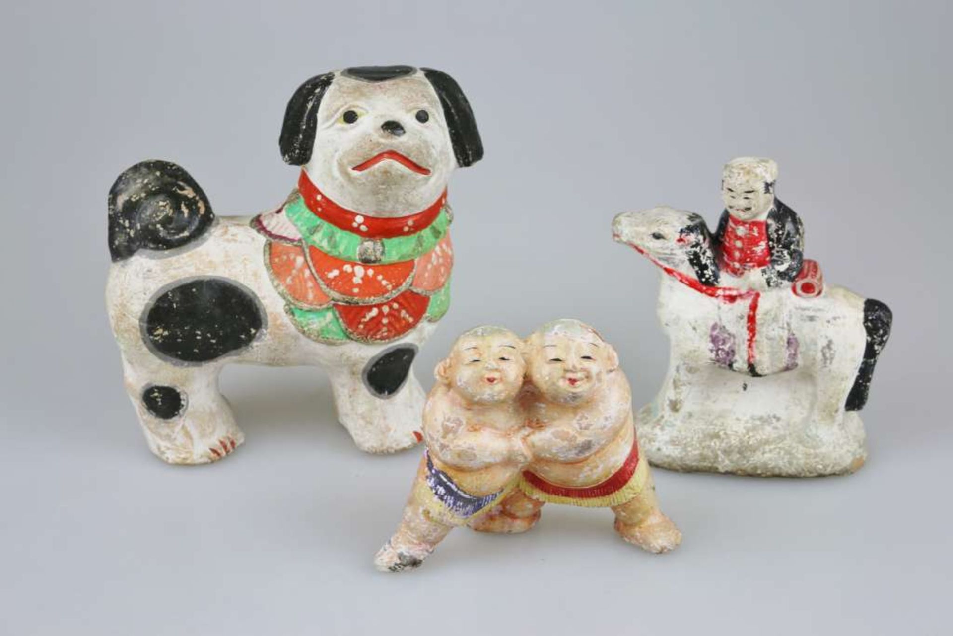 Konvolut von 3 Keramikfiguren, Japan, 19./20. Jh., wohl Spielzeug, polychrom gefasst, teils be