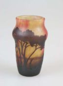 Daum Vase mit Seenlandschaft, Daum Frères, Nancy, um 1910, farbloses Glas mit mehrfarbigen Pul